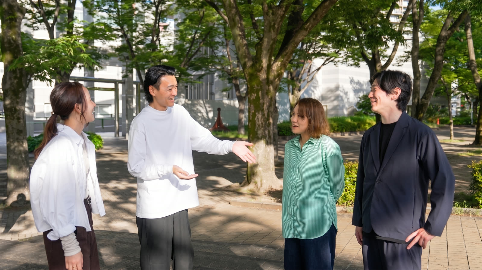 オフィス周辺で談笑するメンバー